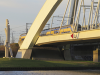 906683 Gezicht op een gedeelte van de Werkspoorbrug met daarachter de Demka-spoorbrug over het Amsterdam-Rijnkanaal te ...